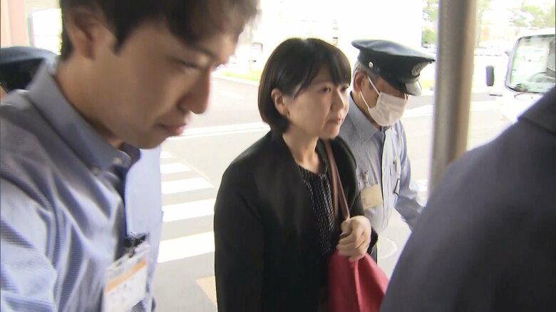 報道陣の問いかけにも無言…前橋市役所に入る小川市長　３日朝