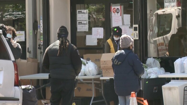 食料の提供が6割も増えたというNY市内のフードバンクで支援を受ける人々