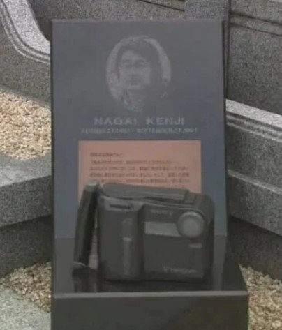 墓前にもこのカメラの石像が…