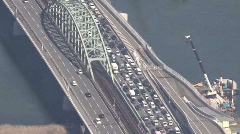 激しい渋滞となった新御堂筋の南行き（11日午前11時ごろ）