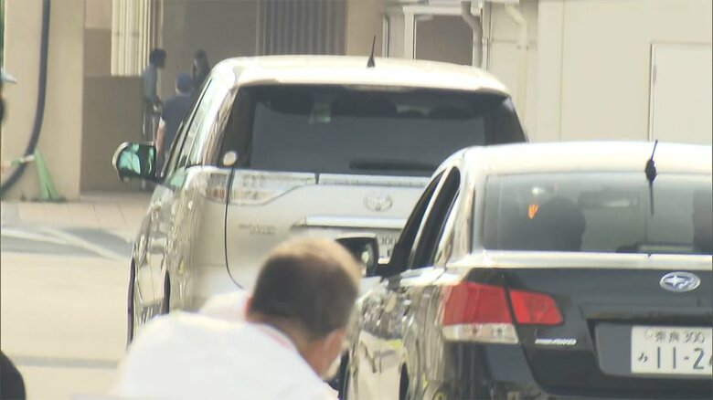 昭恵さんが乗る車　8日午後4時55分ごろ病院に到着した