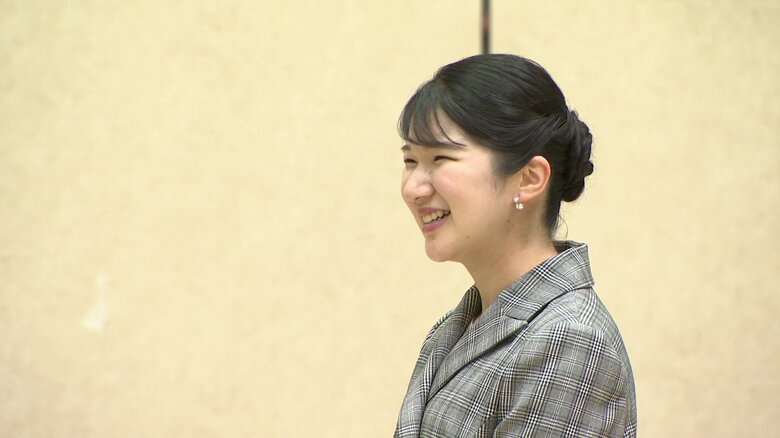 「富来行政センター」でボランティアと懇談される愛子さま(5月19日)