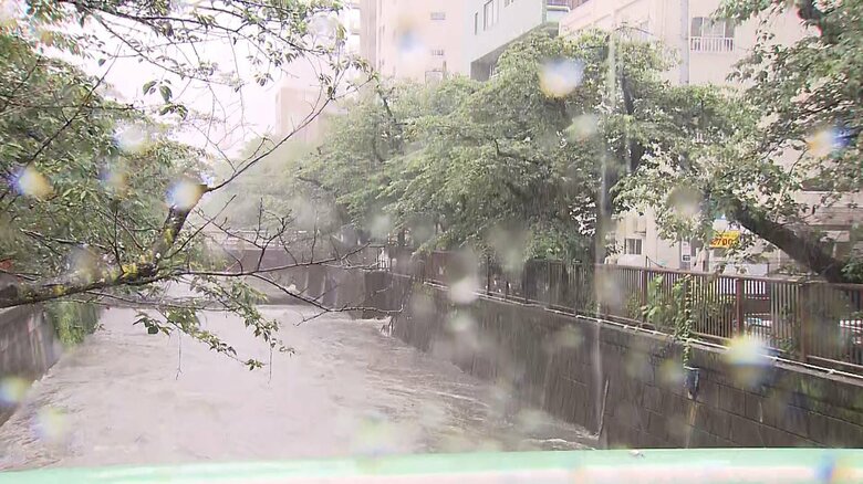 氾濫危険水位を超えた目黒川（東京・目黒区）