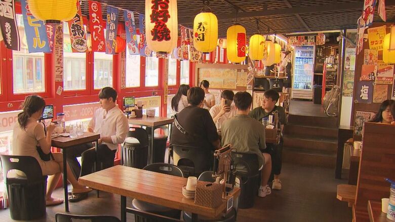 日本語の看板やメニューを掲げる店も多い