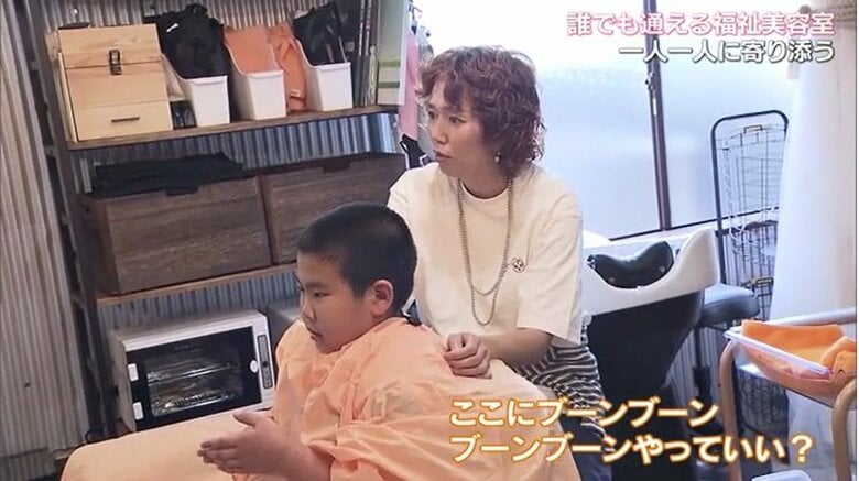 カットを前に輝くんにたずねる大熊さん