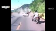 「後ろに下がって！」山道走る車に巨大落石直撃の瞬間　隣のバイクは間一髪直撃回避　運転手らに大きなケガなし　中国