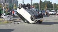 【速報】スーパー駐車場で車が暴走 4台と衝突し横転も 運転手の高齢男性『ブレーキとアクセル踏み間違えた』