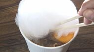 A5飛騨牛が入った容器にまさかのイン…綿菓子専門店に「すき焼き」があった!? 割り下×ザラメで品ある甘さに