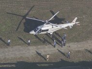 周辺には民家も…飛行中のヘリが河川敷に“不時着” 乗員1人にケガなし 計器がエンジンオイルの異常示す
