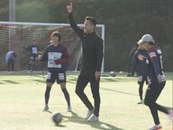 サッカー元日本代表・吉田麻也が女子サッカーのラブリッジ名古屋と合同練習「戦術的な部分でも理解度高い」