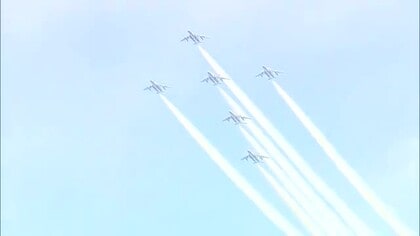 中越地震からの復興記念　「ブルーインパルス」が小千谷市の空でアクロバット飛行