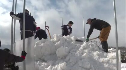 全国大会出場の岡山学芸館の選手も一役…蒜山高原でイベントに向けて巨大かまくら作り【岡山】