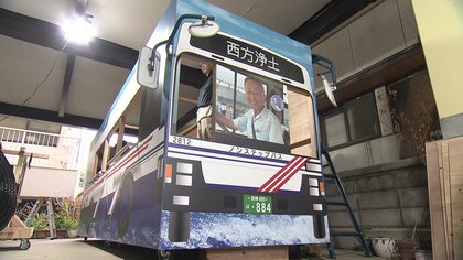 長崎の精霊流しに「精霊バス」登場 — 69歳で亡くなった元バス運転士の父のために息子たちが製作　最後の運転は「西方浄土」行き　30年間安全運転の誇りを乗せて