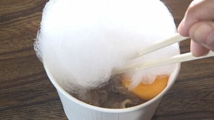 A5飛騨牛が入った容器にまさかのイン…綿菓子専門店に「すき焼き」があった!? 割り下×ザラメで品ある甘さに