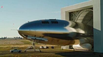 “宇宙人の町”に現れた巨大な楕円形の機体…ヘリウムガスで高度20キロに浮かぶ「空飛ぶ基地局」開発現場に密着　被災地の救世主となるか