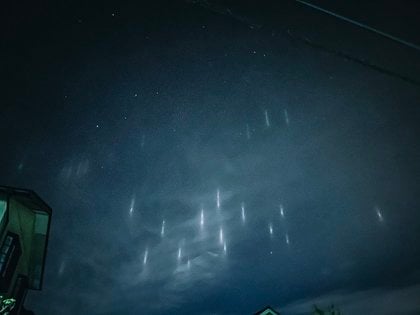 無数の星が落ちてきているみたい」夜空に浮かび上がる光の柱が美しい…正体を気象台に聞いた｜FNNプライムオンライン