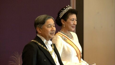 天皇陛下「国民の幸せと国の発展を祈ります」皇居で新年祝賀の儀　悠仁さま初出席　愛子さまは今年も“黒田清子さんから”のティアラを着用