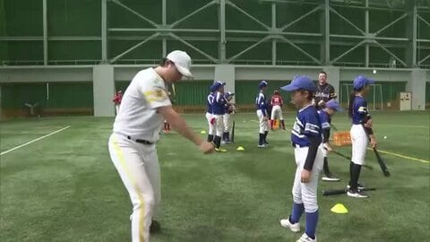 元プロ野球選手が小学生を指導　都城市でホークス野球教室