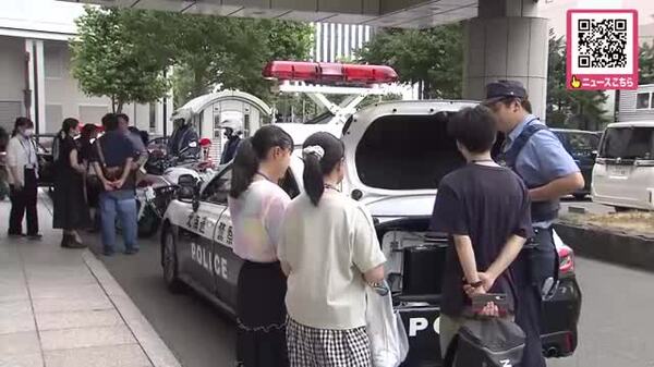 北海道警本部で“夏のお仕事フェスタ”高校生などが参加〈鑑識作業やパトカーの乗車体験なども実施〉「白バイを見せてもらいかっこいいと思った」最前線で活躍する警察官と交流し仕事への理解深める