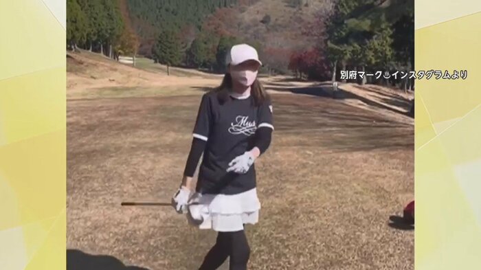 ゴルフクラブを豪快に振り、「おっ、いいんじゃない」と自分のスイングを褒める場面も