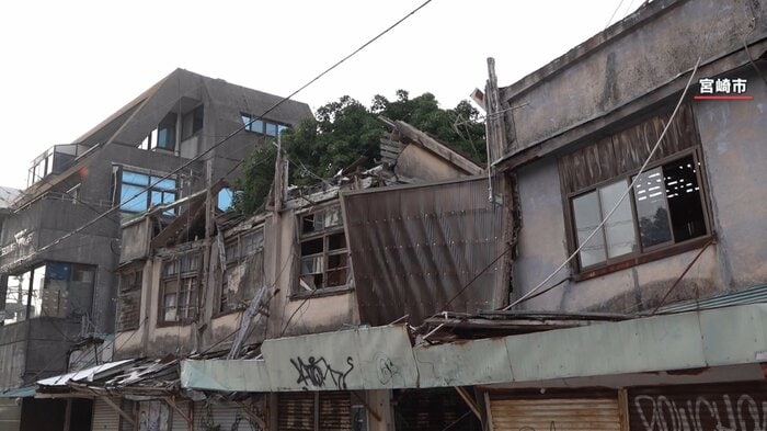 朽ちて今にも倒れそうな建物