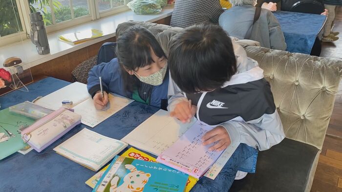 遊んだり、勉強をしたりして時間を過ごす