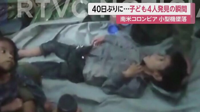 自ら起き上がれず、抱き起こしてもらって飲み物を飲む