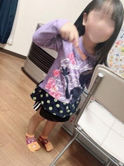 人生初のスカートをはいて大満足の樹さん(2018年)