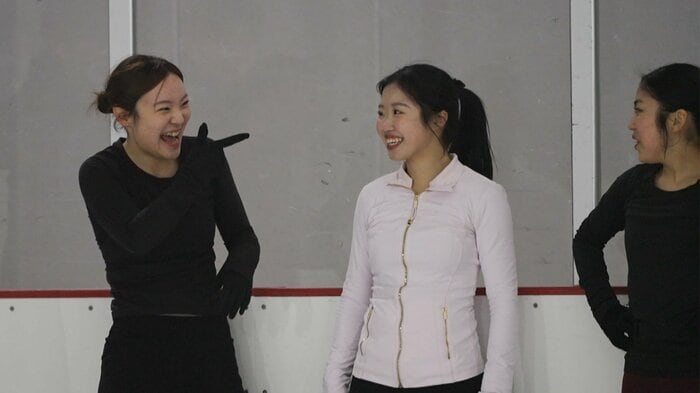 氷上でリンクメイトと楽しそうに練習する中井