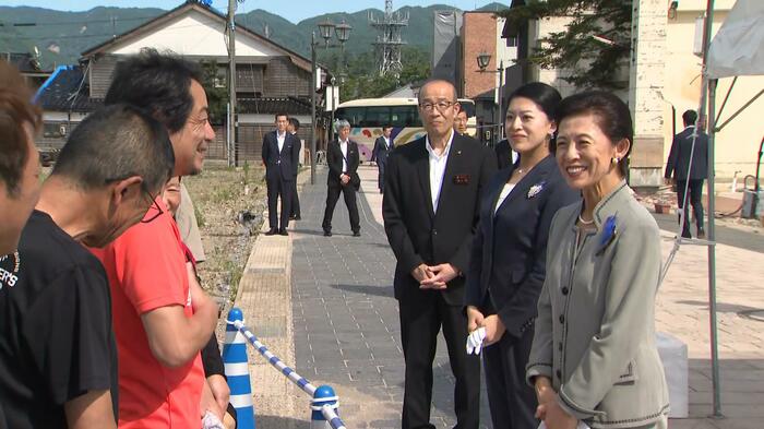 輪島朝市の関係者と懇談される久子さま・承子さま