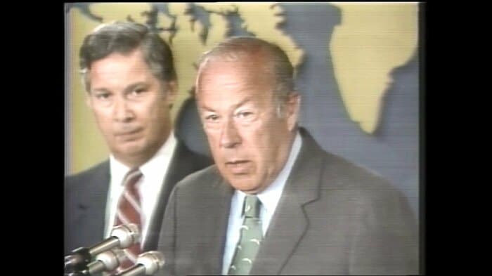 会見する当時のシュルツ米国務長官(ワシントン・1983年9月)