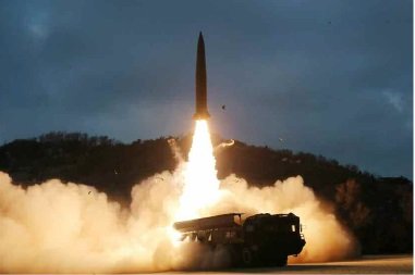 27日発射の戦術誘導ミサイルとされる写真