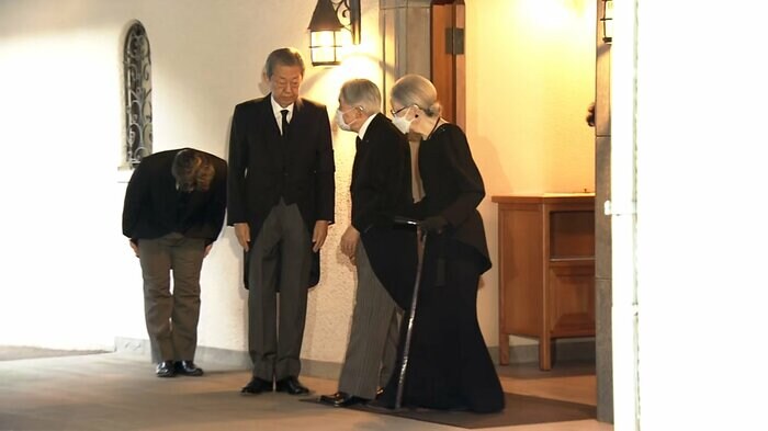 三笠宮邸を訪問された上皇ご夫妻 美智子さまは杖を手にされていた 11月24日