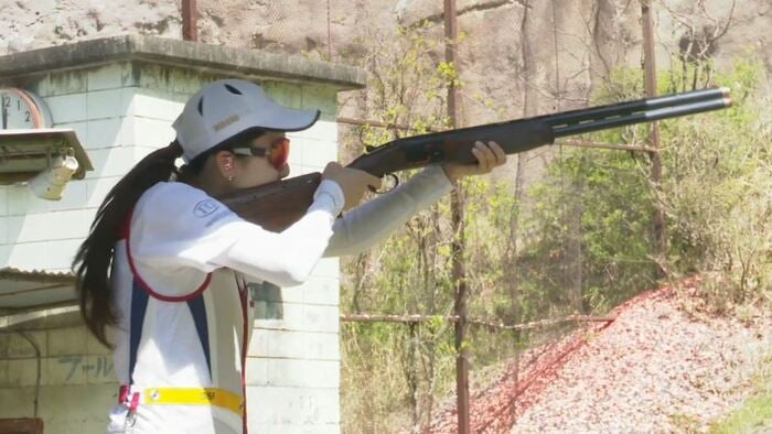 左右から飛び出したクレーを狙う鈴木選手
