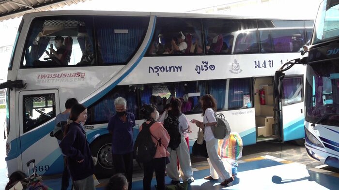 帰省客で2階席まで満席となった長距離バス