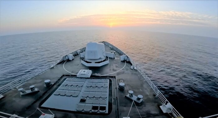 蘭海軍「トロンプ」前甲板にはVLS(垂直ミサイル発射装置)の蓋が並ぶ(蘭海軍公式Youtube)