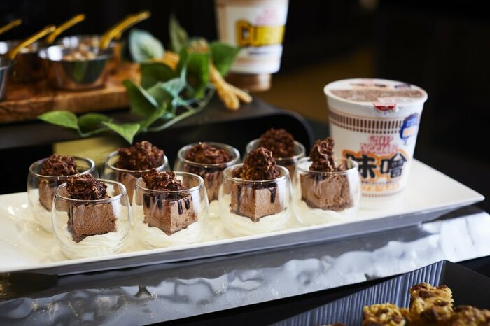スーパーブッフェ<グラスコート>カップヌードル 味噌を使ったチョコレートムース(提供:京王プラザホテル)