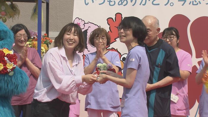 助産師の勘澤さんは嬉しさのあまり涙ぐむ場面も