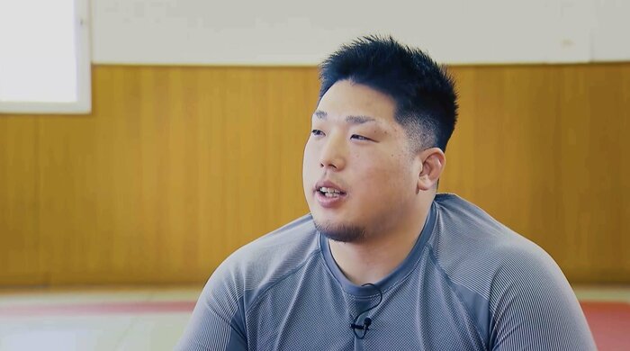 インタビューを受ける影浦心