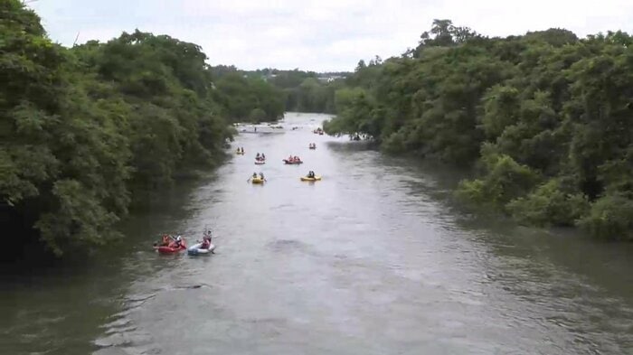 夏の風物詩である「盛岡・北上川ゴムボート川下り大会」（写真は2023年7月）