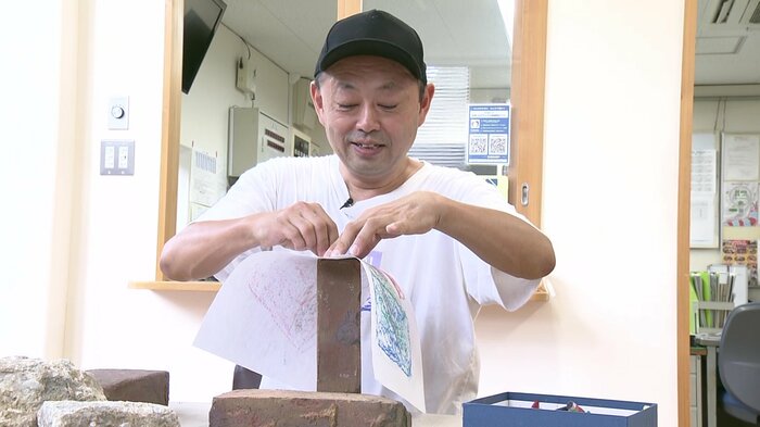 「フロッタージュ」で作品を写しとる高嶋さん