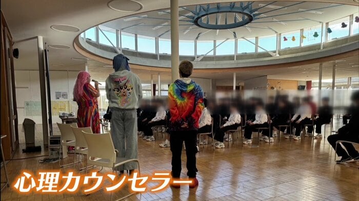 学校でLGBTQについて講演する姫子さん
