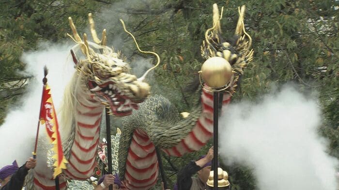 白煙から登場する龍