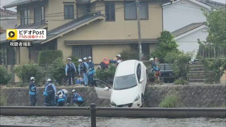 【速報】車が川の法面に転落…高齢男女を救急搬送　男性は消防による心臓マッサージ受ける（島根）｜FNNプライムオンライン
