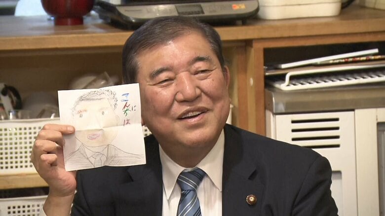 石破首相　子ども食堂で「米価もうしばらくお待ちください」　そっくり似顔絵に満面の笑み　子どもの貧困対策を強化へ｜FNNプライムオンライン