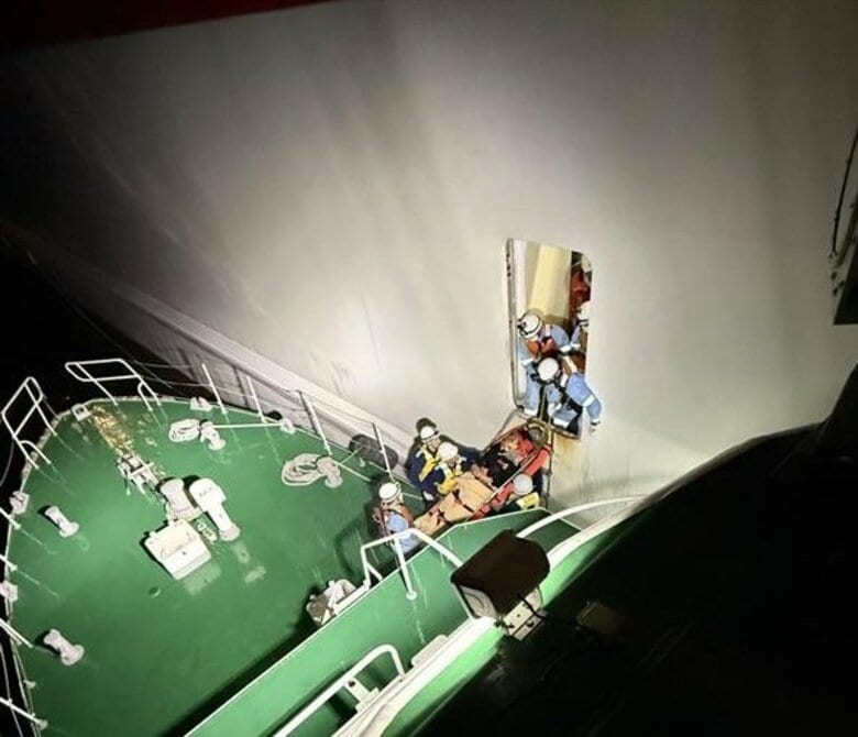 瀬戸内海航行中の大阪～愛媛フェリー船内で男子大学生が約８メートル転落し大けが　高松海保の巡視艇が搬送｜FNNプライムオンライン