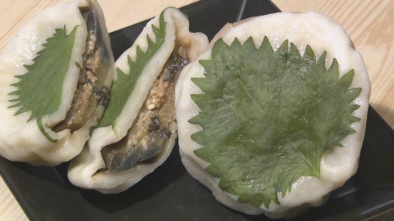 お盆は「おやき」長野県北信地域の供え物の定番　一番人気は「丸なす」　朝から多くの客｜FNNプライムオンライン