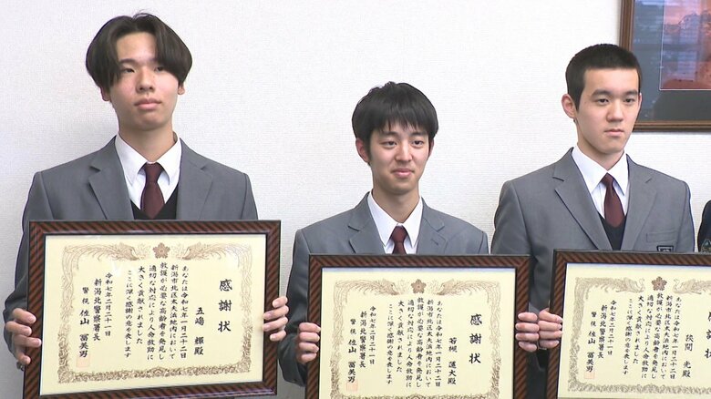 道に迷う70代女性を高校生3人が保護！自らの靴を履かせて坂道では交代しながらおんぶも「できることをやらなければと」 新潟｜FNNプライムオンライン