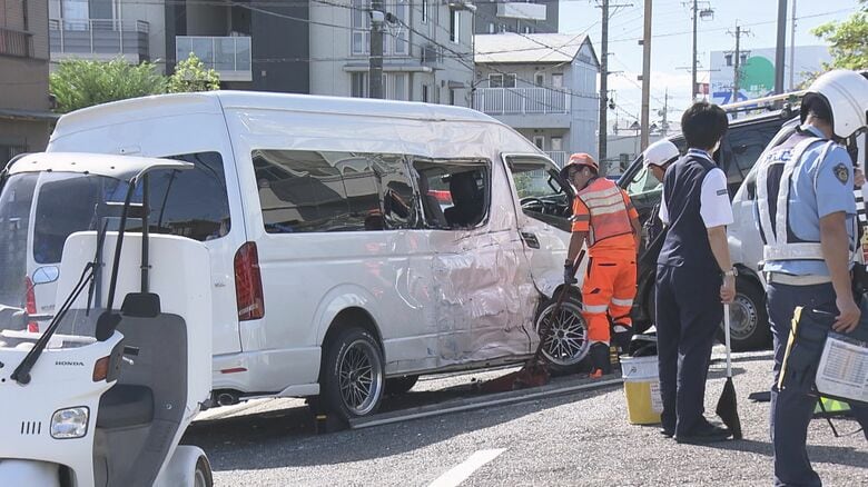 一時停止を怠って進入か…朝の交差点でワンボックスカーが市バスと衝突 乗客ら9人を病院に搬送｜FNNプライムオンライン