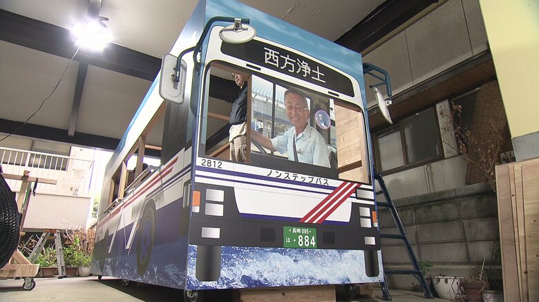 長崎の精霊流しに「精霊バス」登場 — 69歳で亡くなった元バス運転士の父のために息子たちが製作　最後の運転は「西方浄土」行き　30年間安全運転の誇りを乗せて｜FNNプライムオンライン
